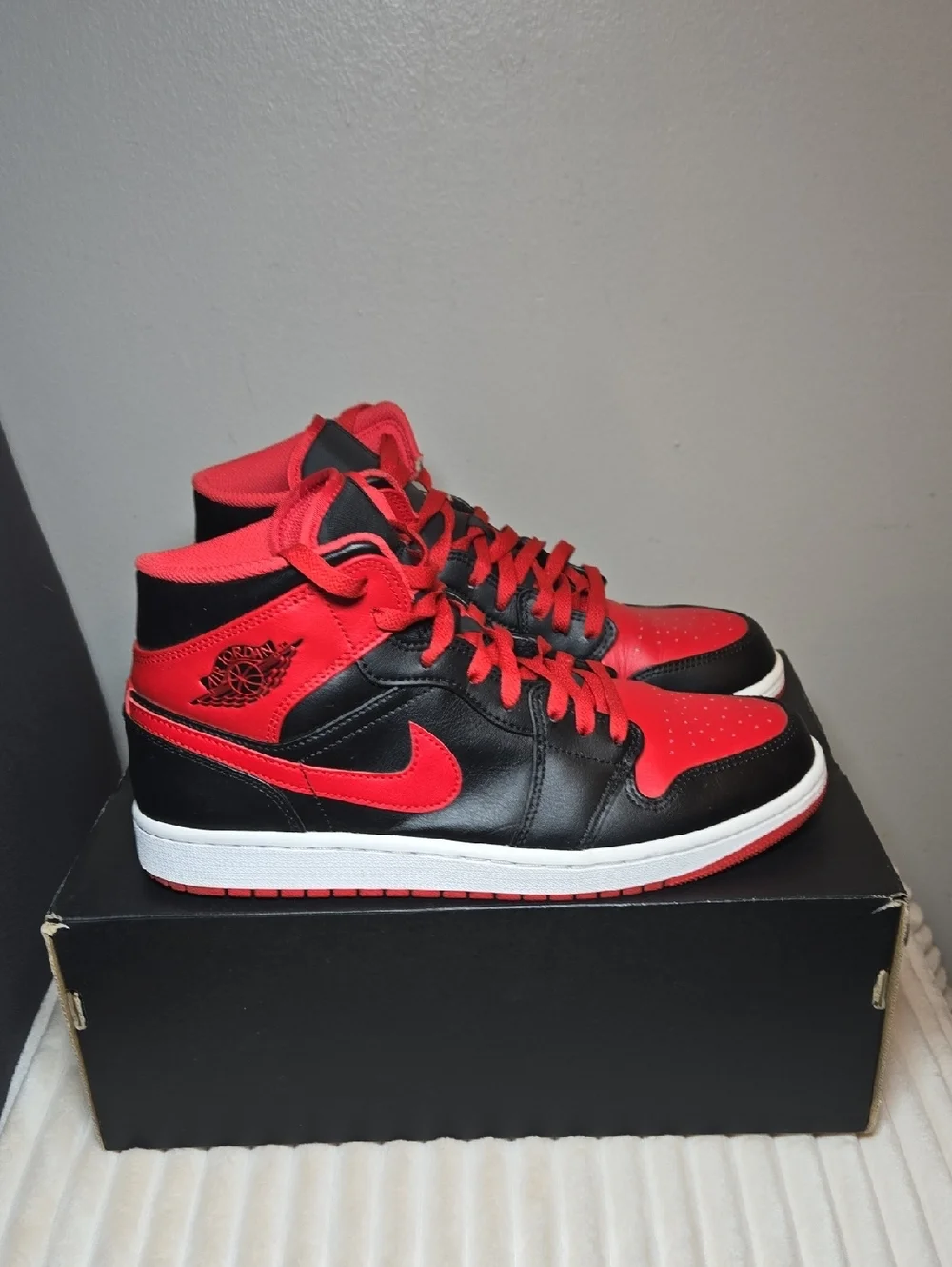 Jordan Air Jordan 1 Mid Alternate Bred Sneakers Colorway Black/Fire Red/ White